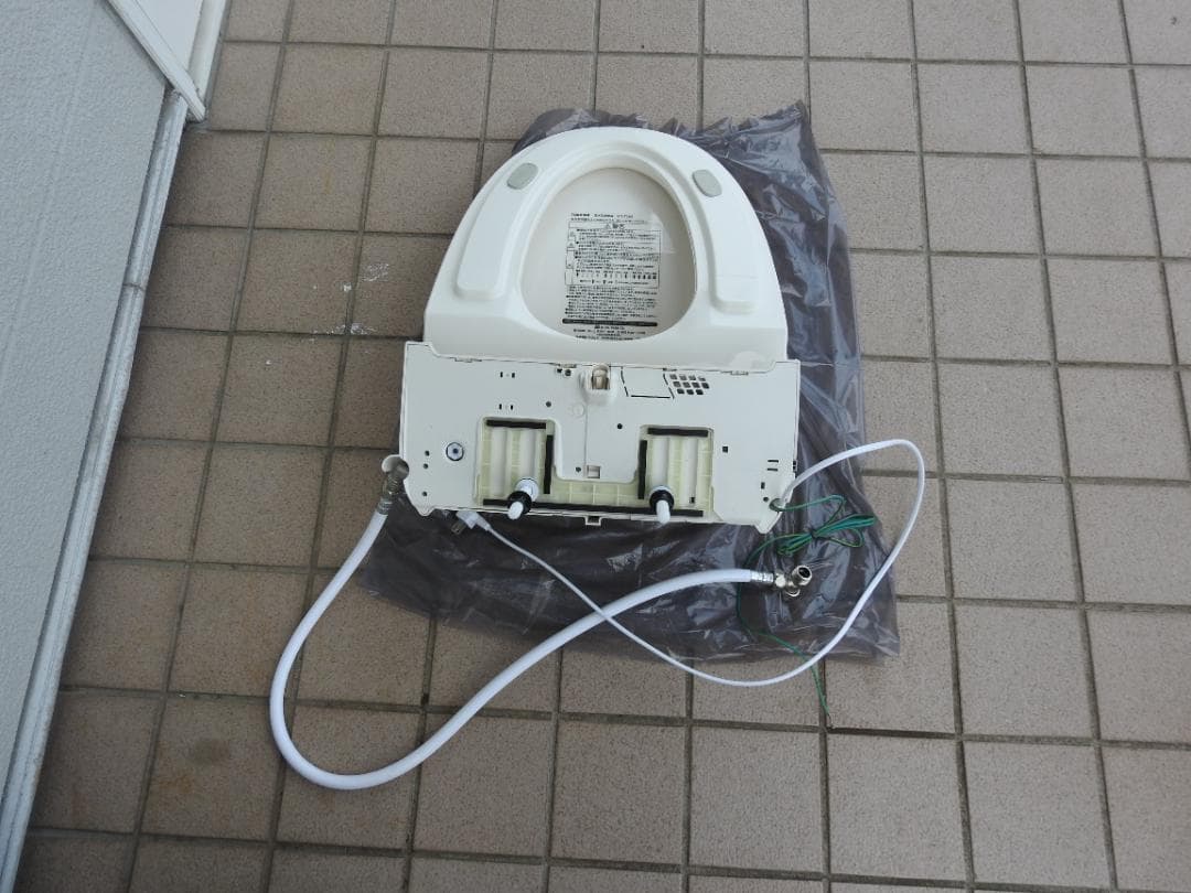 シャワートイレ　TOSHIBA 東芝温水洗浄便座　SCS-T２６０