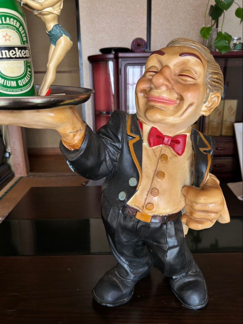 大幅値下げ！！　ウェイターの陶器フィギュア