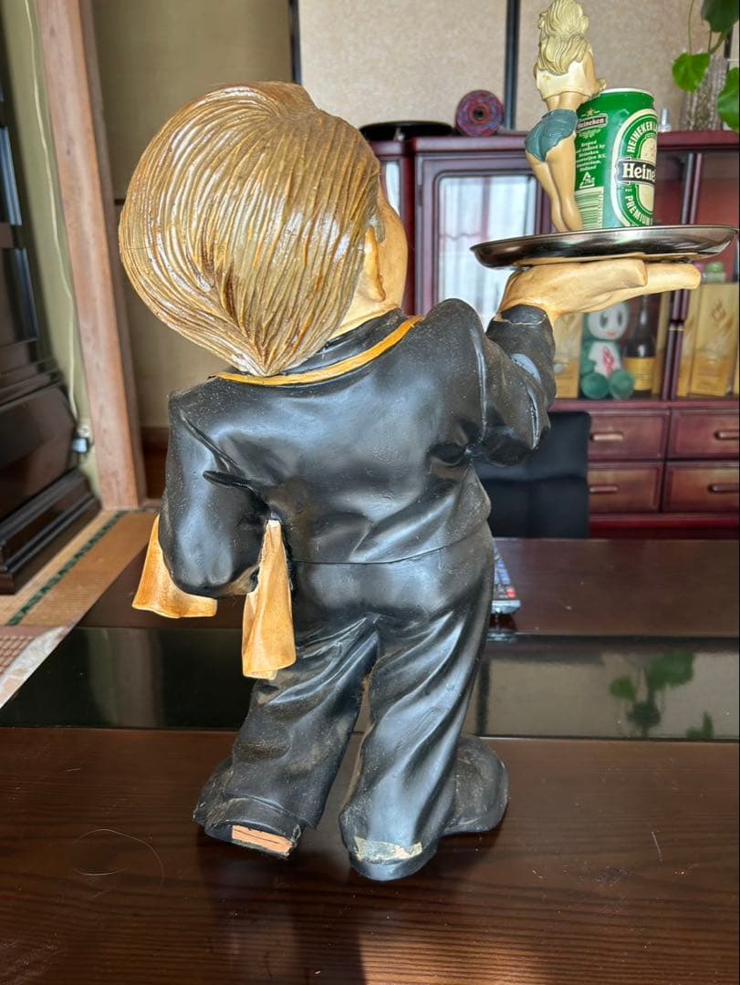 大幅値下げ！！　ウェイターの陶器フィギュア