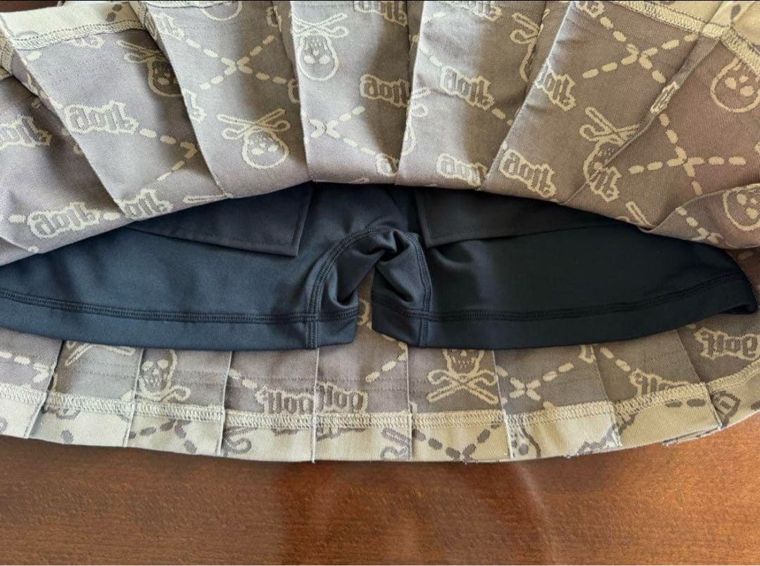 美品！MARK&LONA 一体型ペチパンツ ロゴプリーツスカート ベージュ M