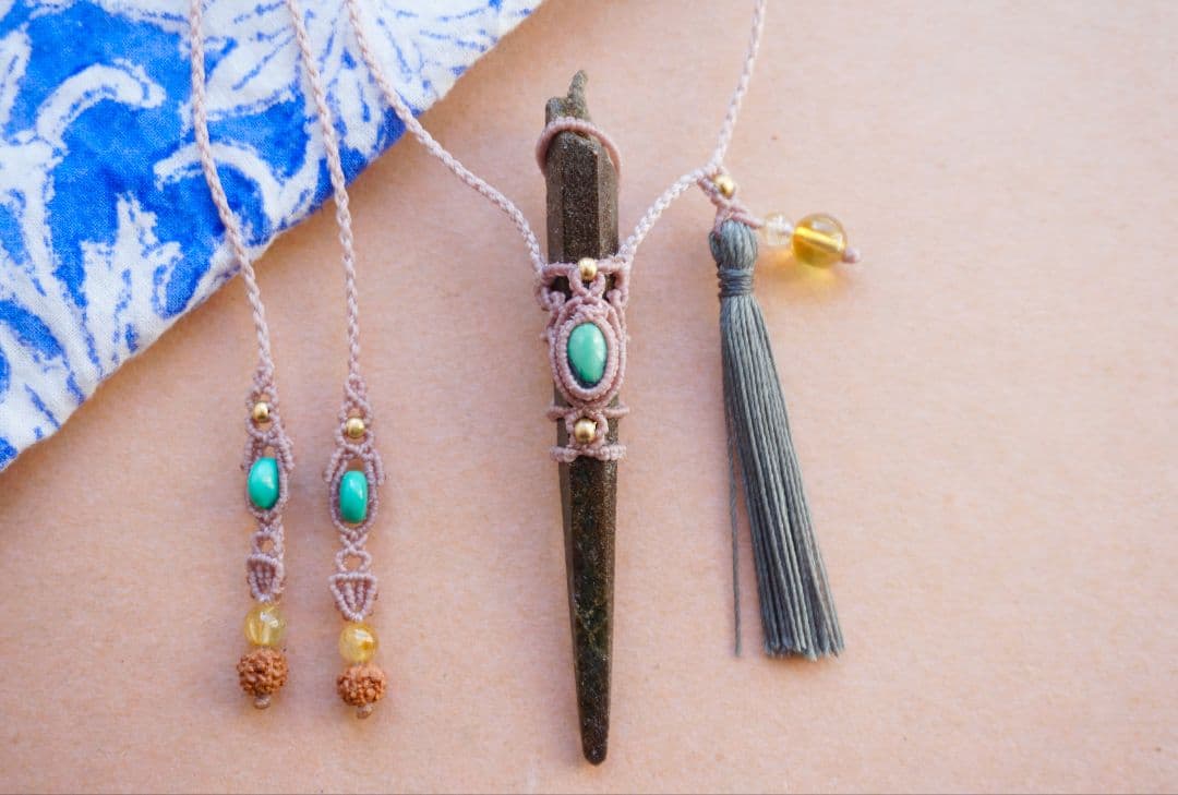 《まっすぐに》ヒマラヤ産クローライトクリスタル　ターコイズ　マクラメ　ネックレス