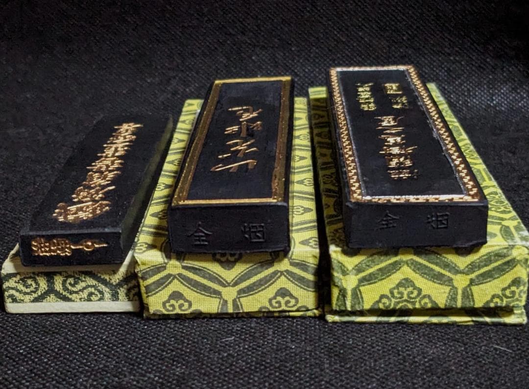 【クリオ】　　◆2点まとめ◆端渓硯（約八吋／唐木共箱）◆中国徽墨3本