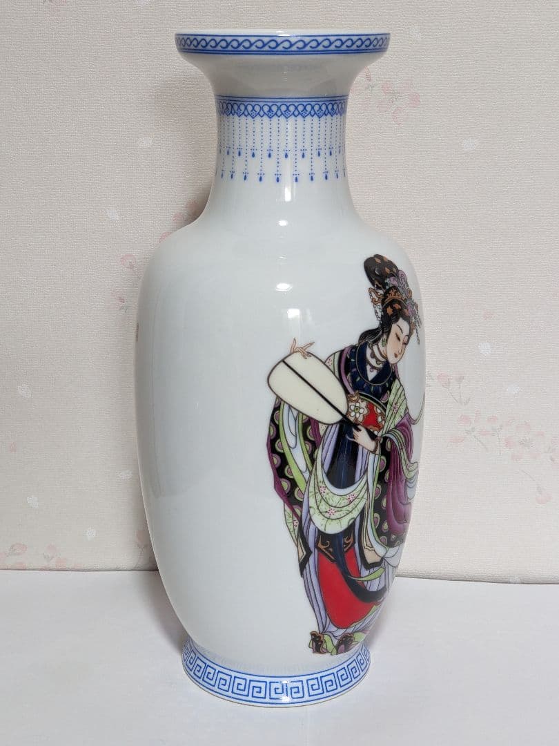 ♦中国陶磁器 瓔珞紋 団扇美人図 粉彩花瓶 陶画工１級職人手描き絵付け骨董品