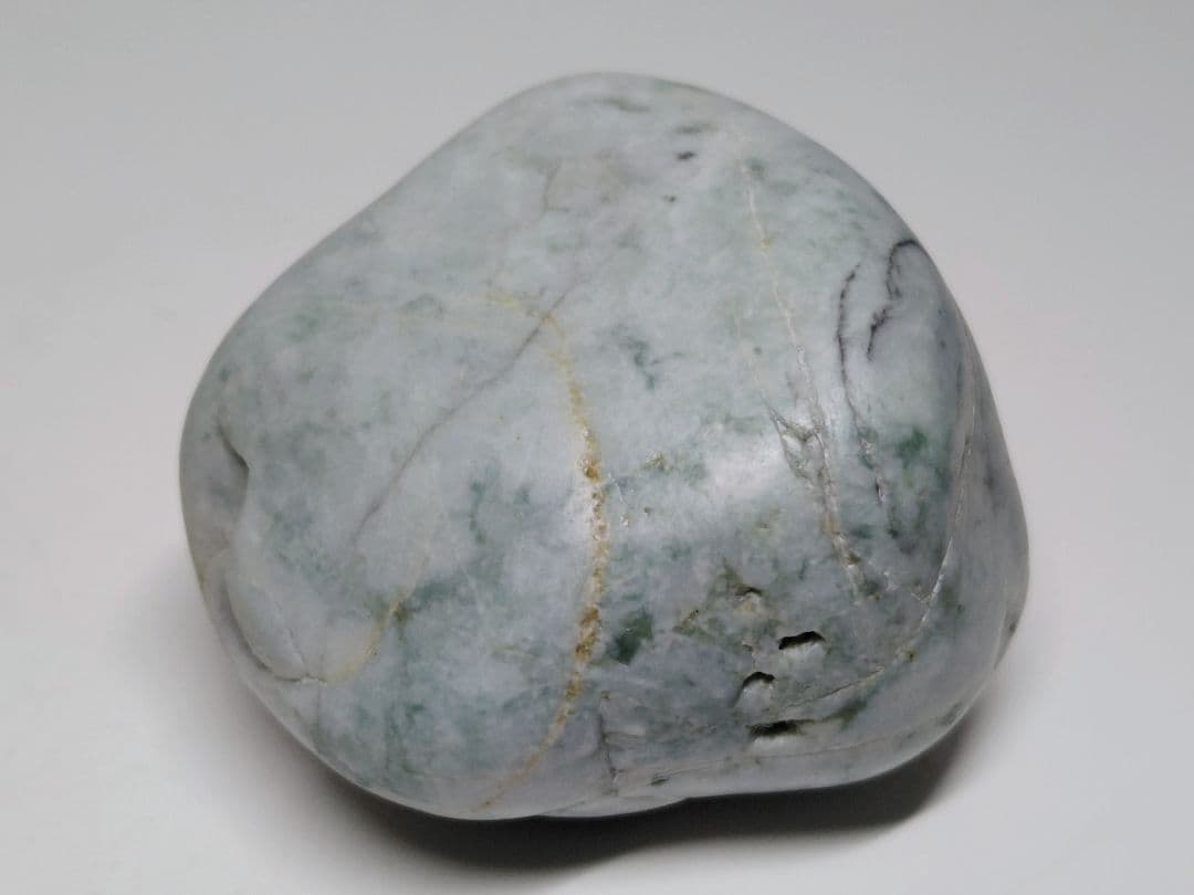 糸魚川136 翡翠 275g ヒスイ 原石 鑑賞石 自然石 誕生石 鉱物 鉱石