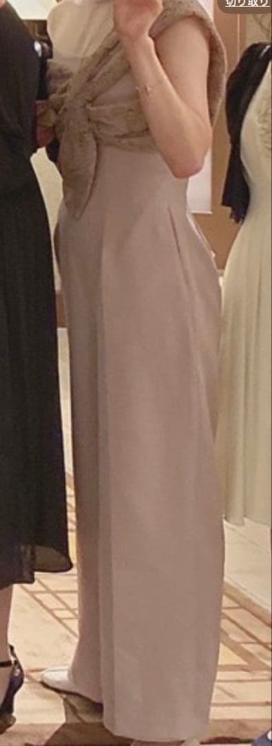 ベージュ 片方肩出し リボンデザイン ドレス