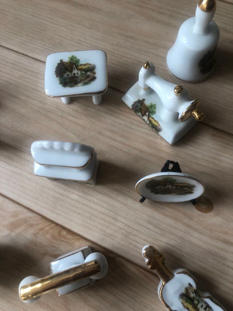 ミニチュアコレクション木製ケース付き、陶器セット　壁掛け、置き