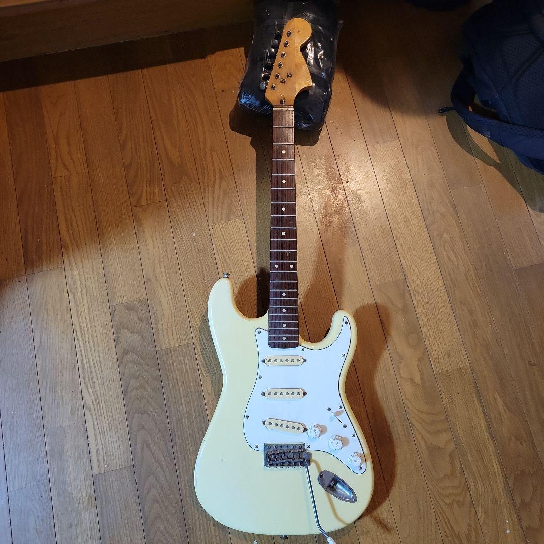 メーカー不明のストラトキャスタータイプのギター