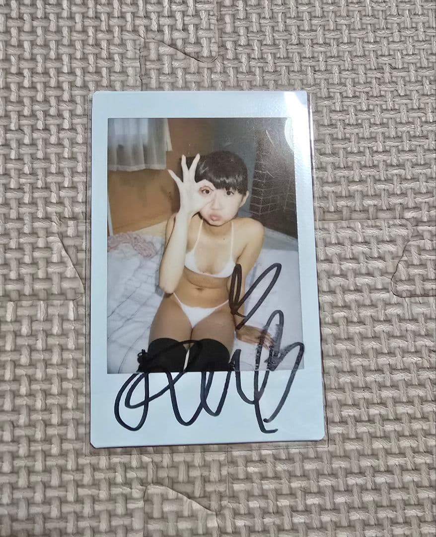 黒宮れい 直筆サイン入りチェキ｜希少