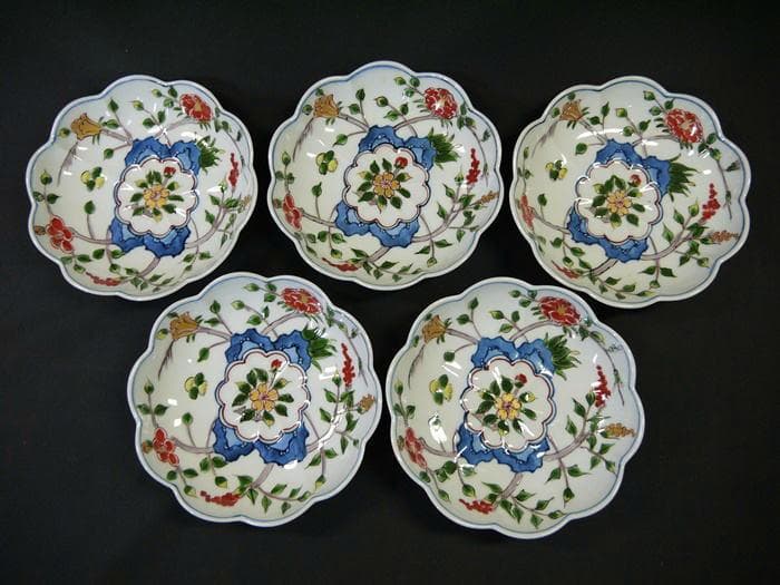 有田焼　源右衛門窯　染錦草花文　小皿　銘々皿５枚組　見込み桜花