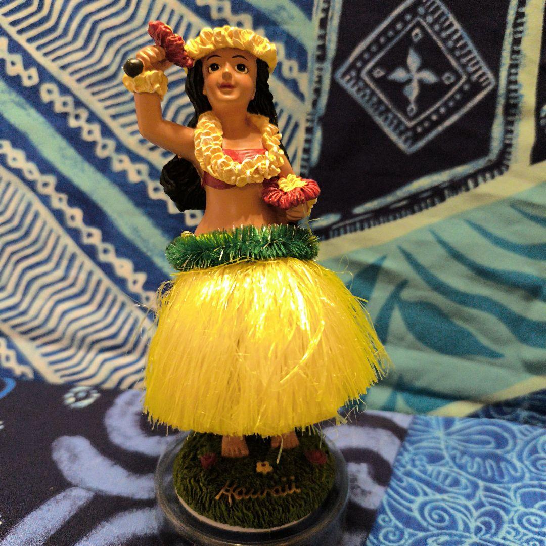 HulaDollダッシュボード用フィギュア黄色ウリウリ 約17cm