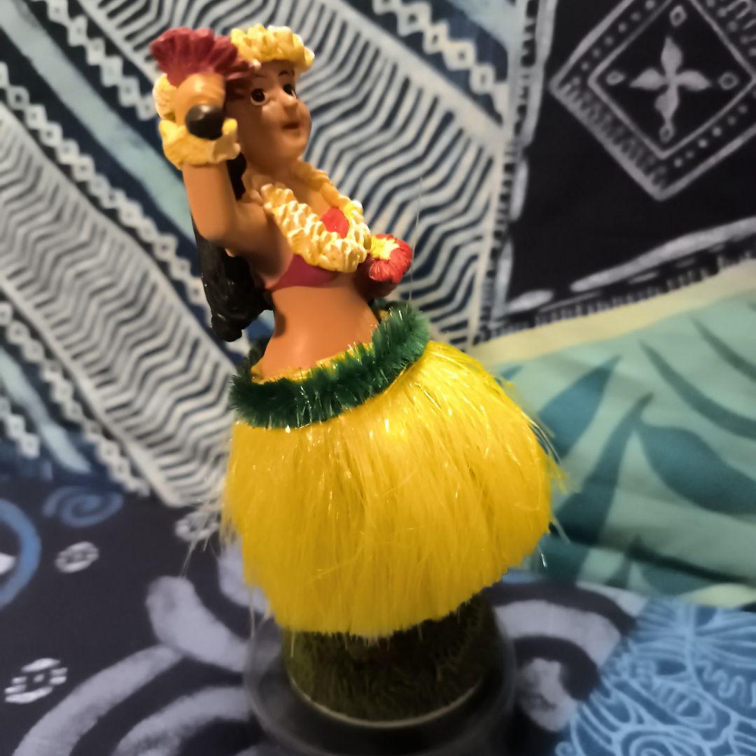 HulaDollダッシュボード用フィギュア黄色ウリウリ 約17cm