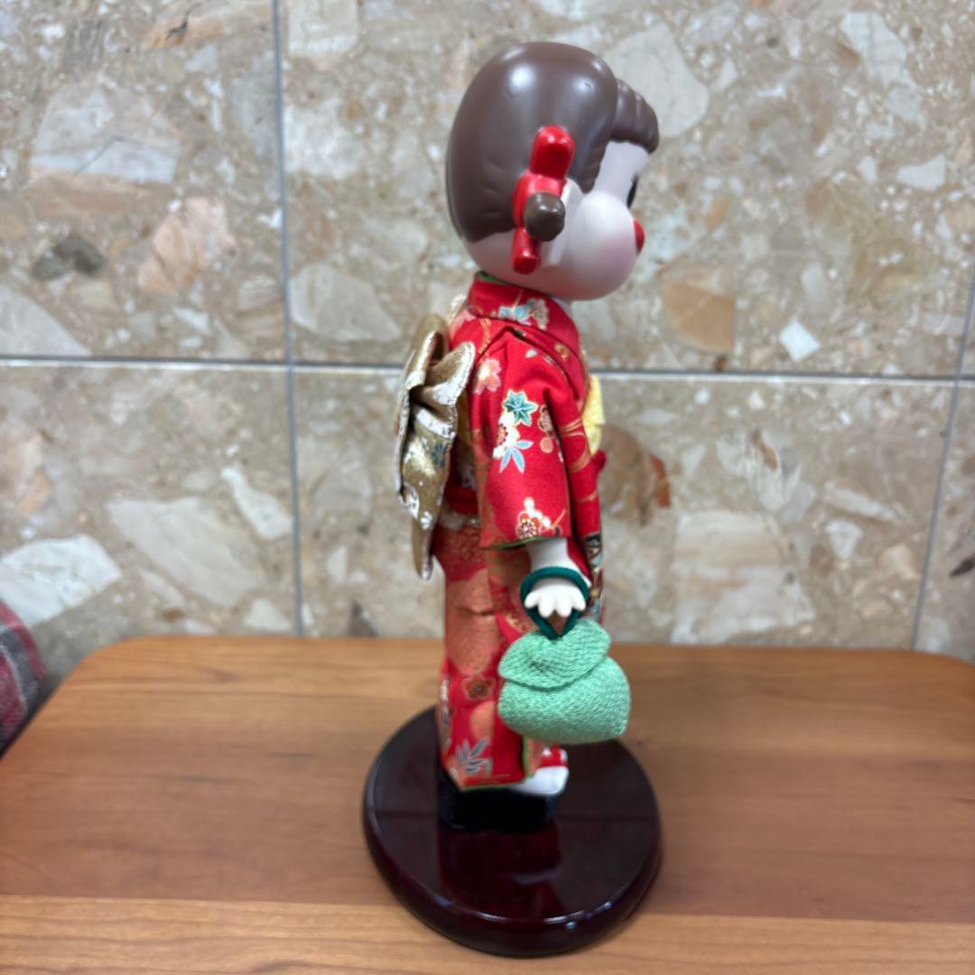 ペコちゃん誕生50周年記念　晴れ着ペコちゃん　茜