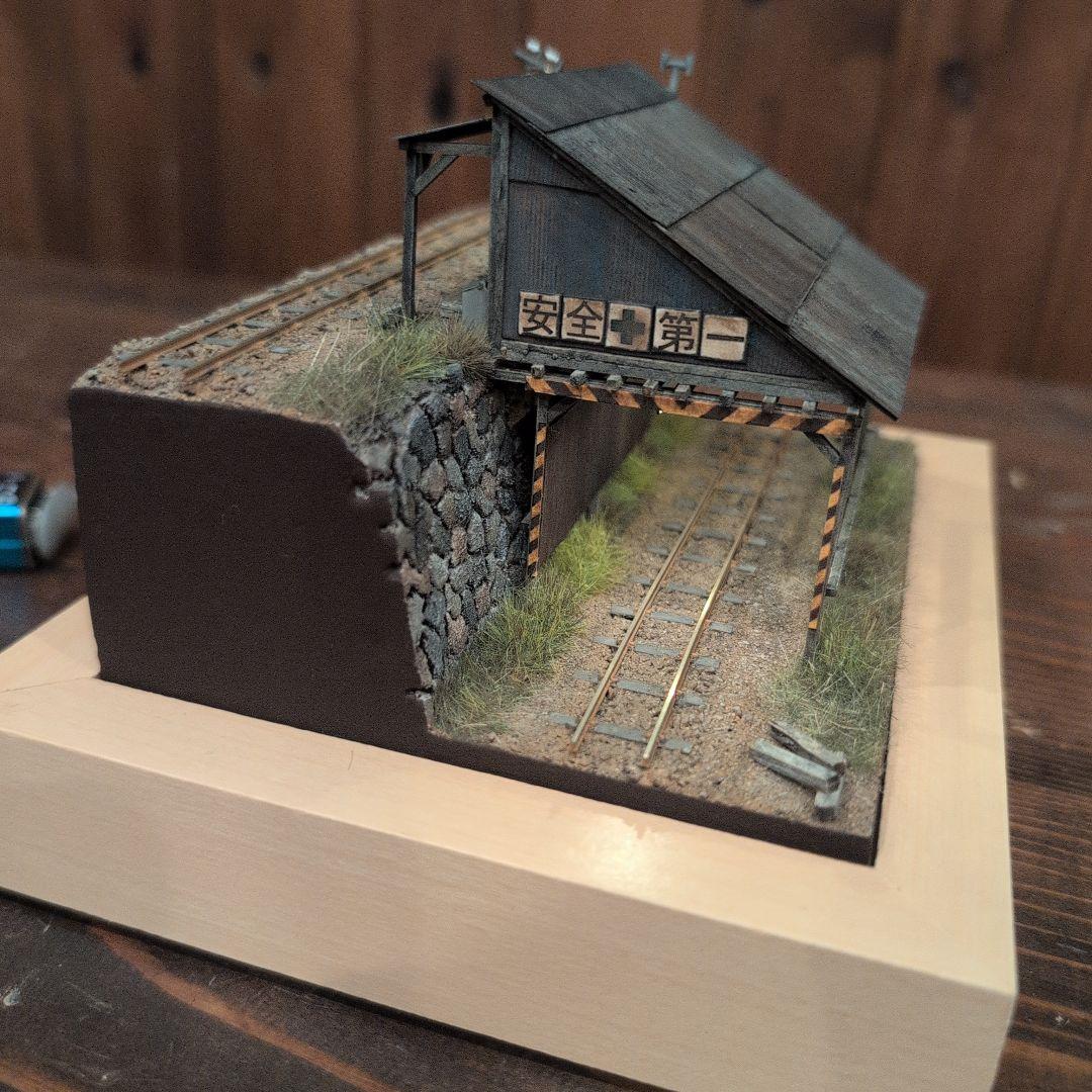 HOゲージ鉄道模型 安全第一の標識付き
