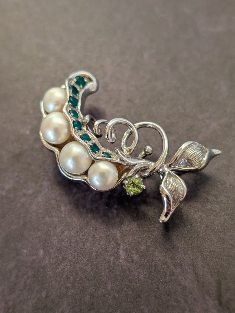 本真珠とエメラルドのブローチ　ペンダントトップ　シルバー製　美品