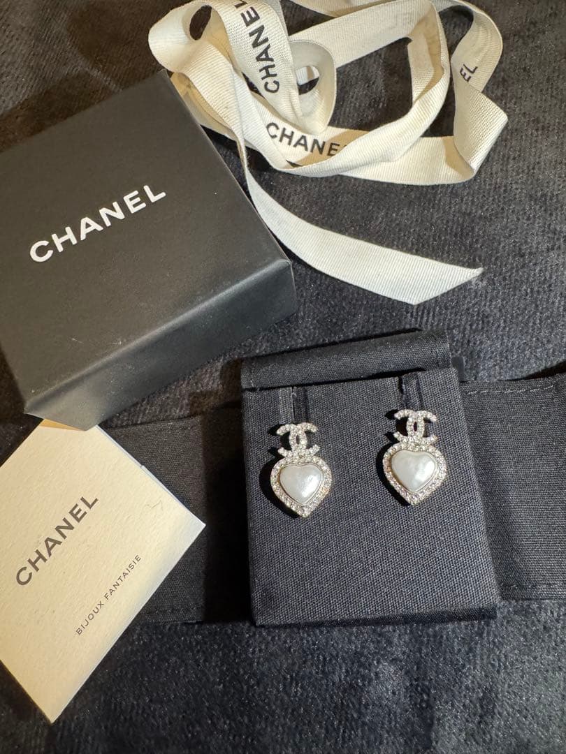 CHANEL ハート型ストーン付きピアス