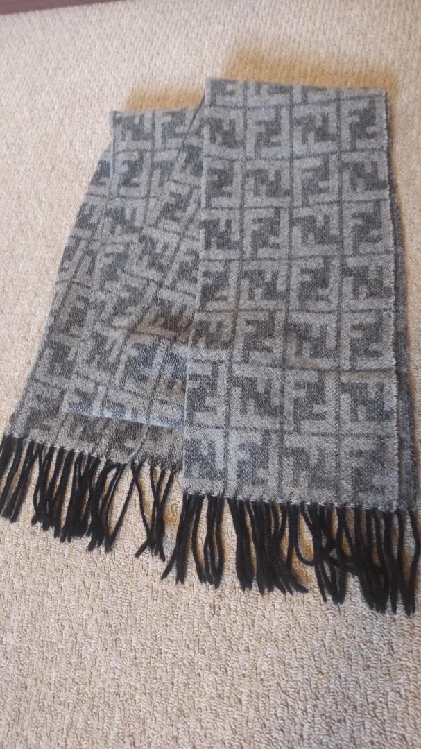 フェンディ　マフラー　ズッカ柄グレー系