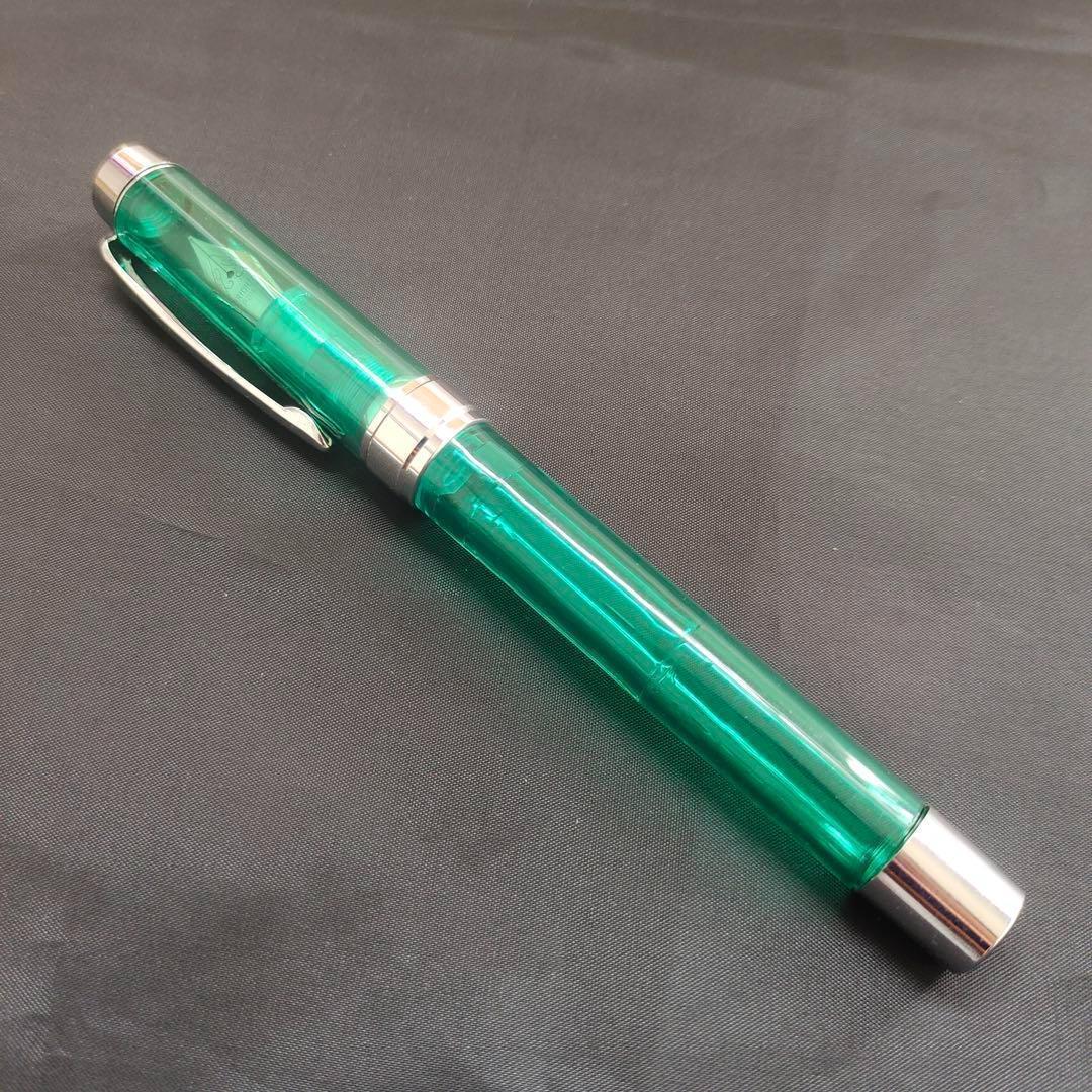 @透明な緑色の万年筆0