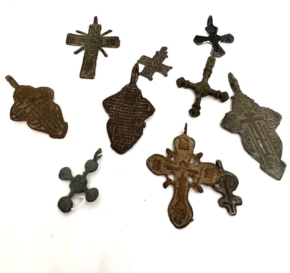 古代ブロンズの装飾品10個　クロスなど