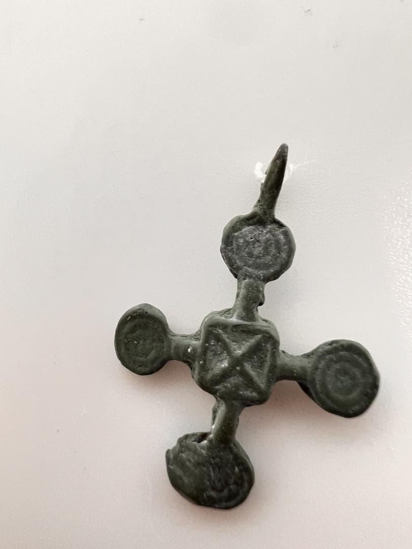 古代ブロンズの装飾品10個　クロスなど