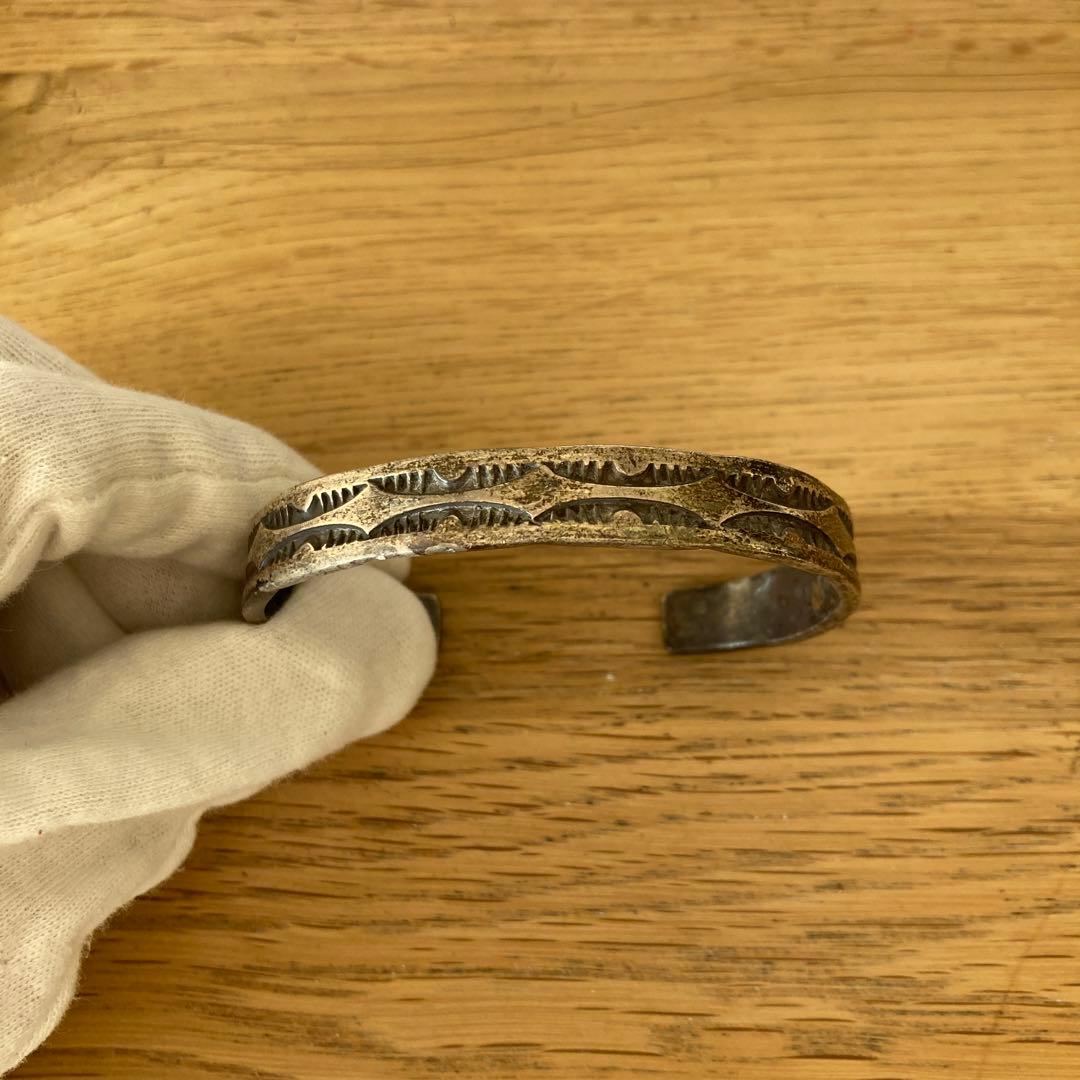 シルバー 彫刻模様 バングル NORA STERLING ナバホ　スターリング