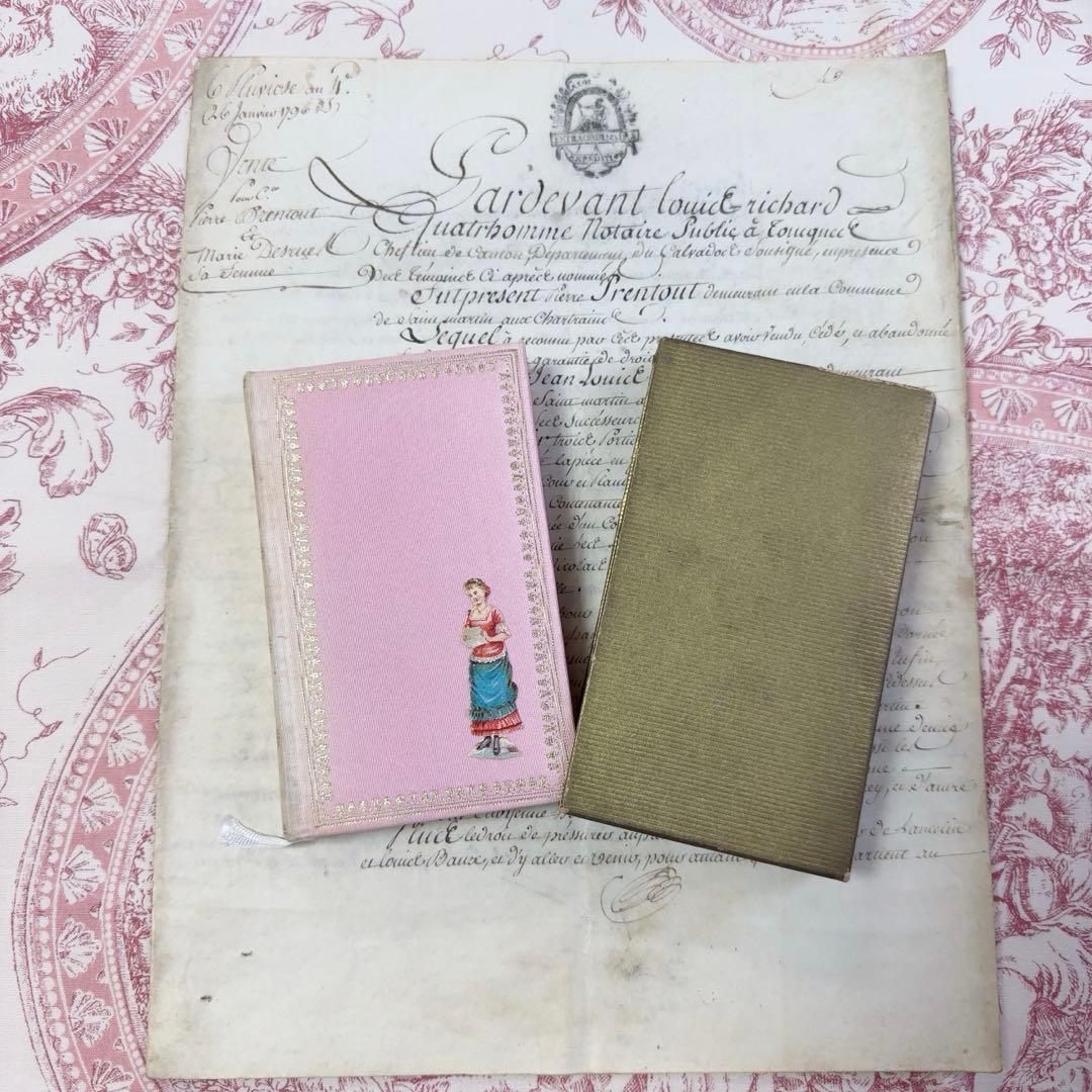 フランス　アンティーク　淡いピンク色の小さな本　ケース付き