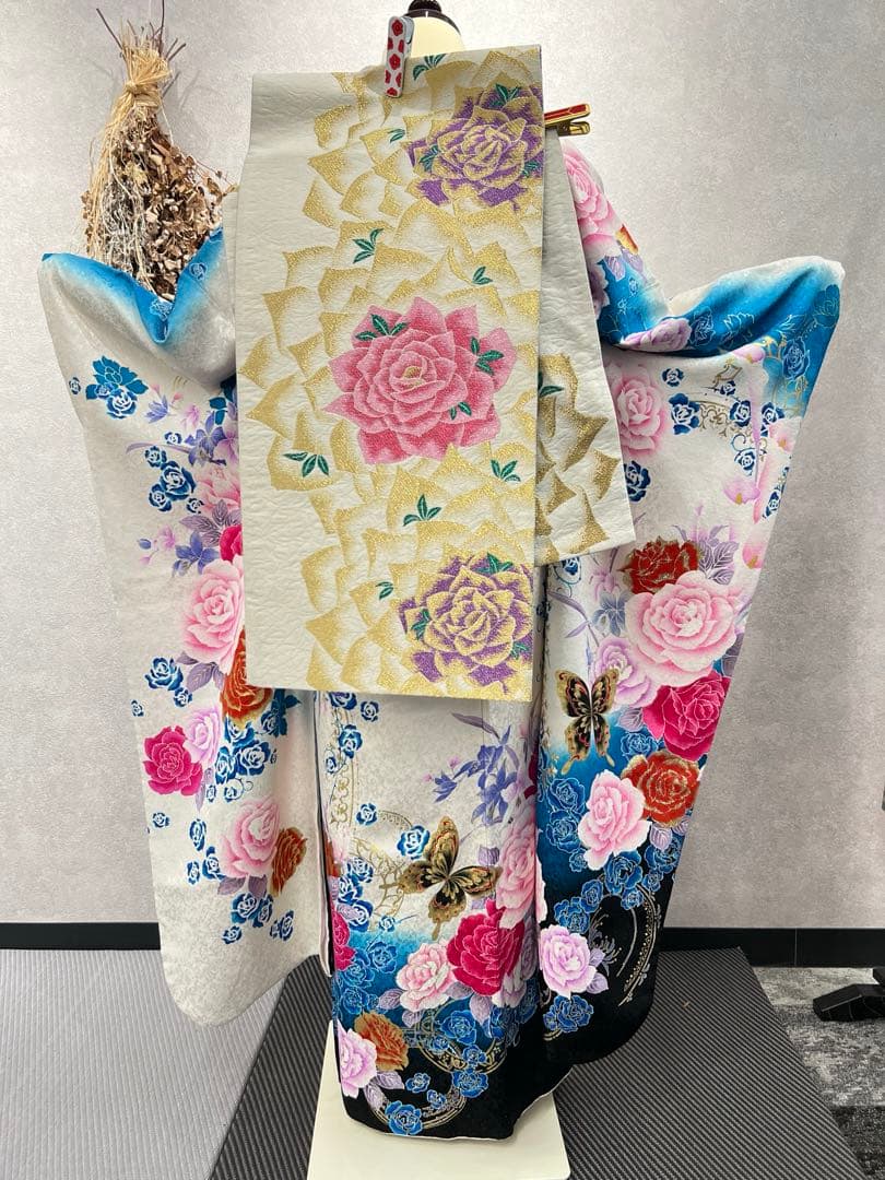 ミルクティーです　　umean成人式　　正絹振袖セット　襦袢＆刺繍襟