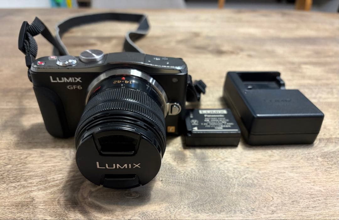 LUMIX GF6 ミラーレスカメラ 本体とバッテリー、充電器