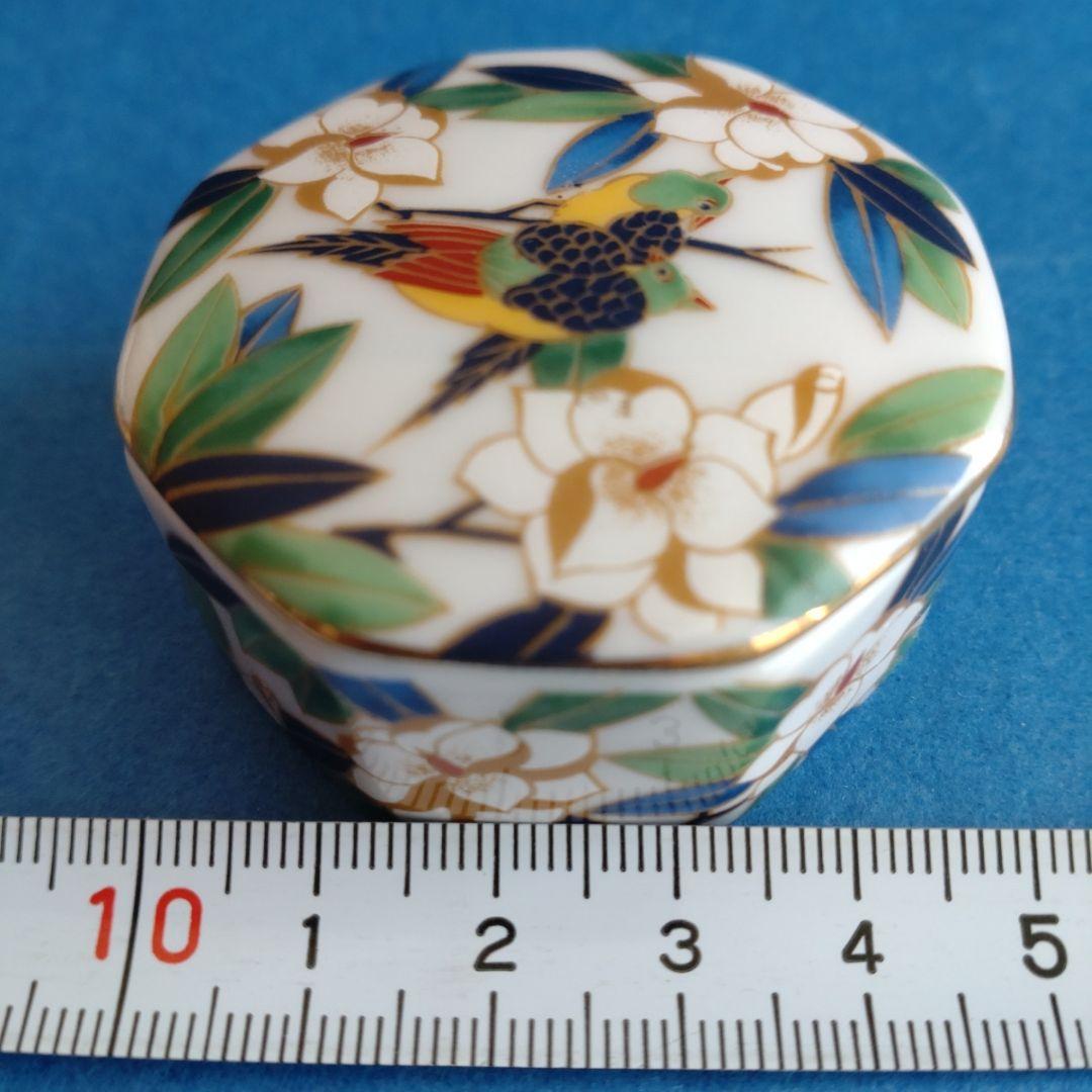蓋付小物入れ　花鳥図　八角形　陶磁器　香合