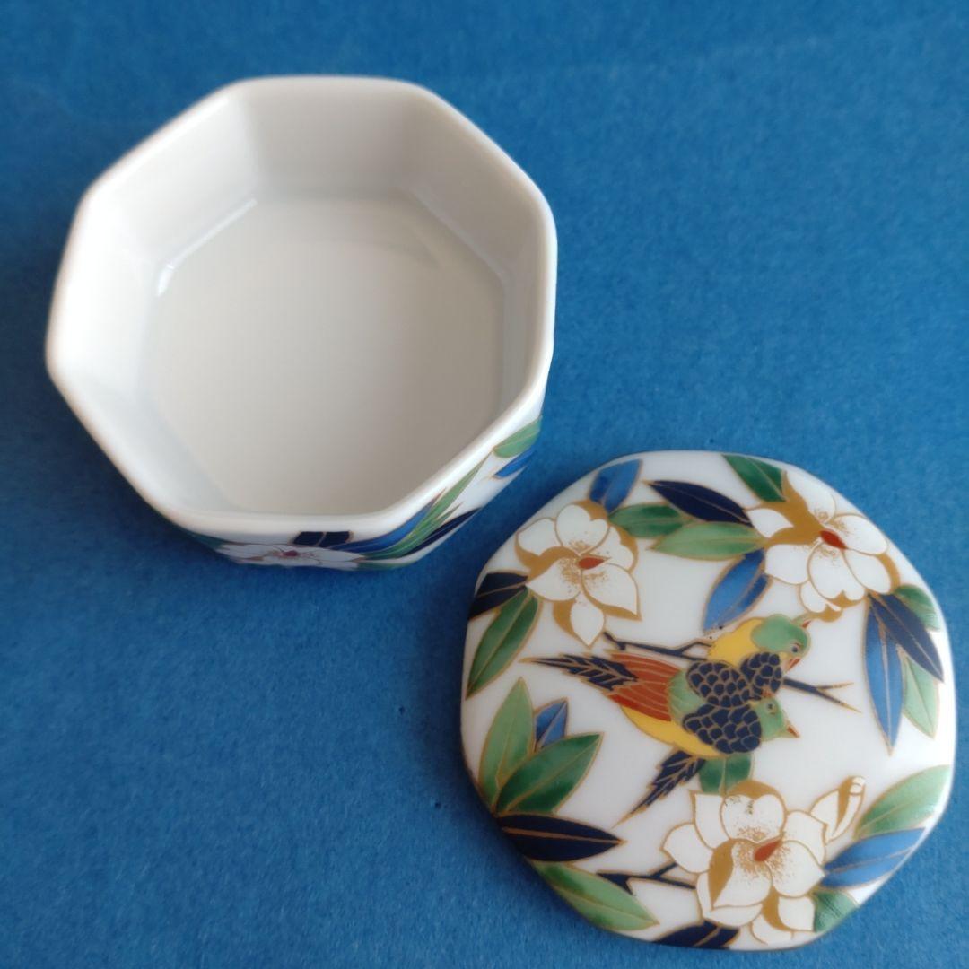蓋付小物入れ　花鳥図　八角形　陶磁器　香合