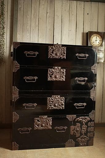 Akamaru 　綺麗な打ち出し金具庄内箪笥　2段　タンス　収納　古家具