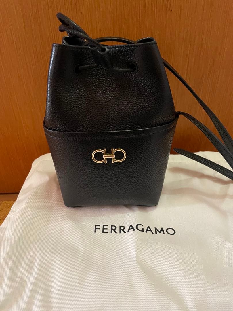 FERRAGAMO ブラック 巾着型ショルダーバッグ