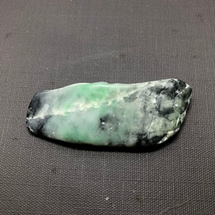 糸魚川　翡翠　原石（青海川産）