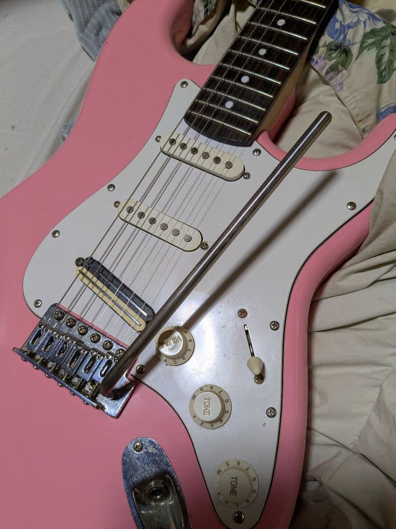 ピンクエレキギター