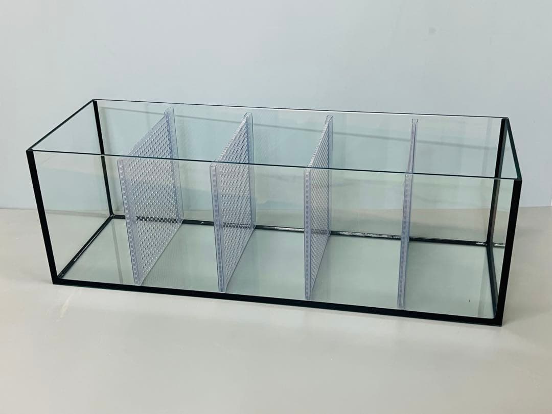 特注600ｘ200ｘ200㎜ 5室水槽 パンチング仕切り板付 ブラックシリコン