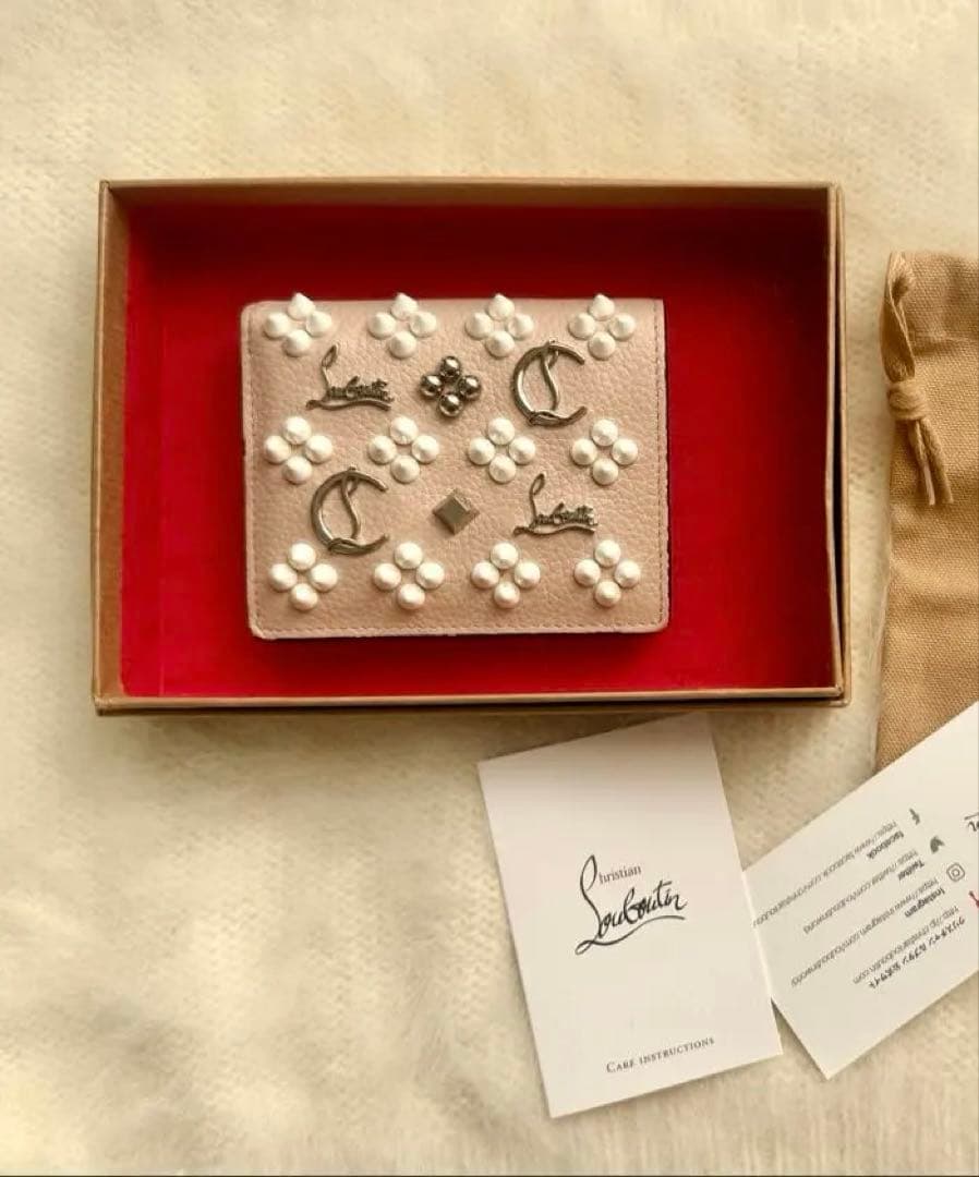 【正規品】クリスチャン・ルブタン★二つ折り財布★ピンク★美品★箱とリボン付き