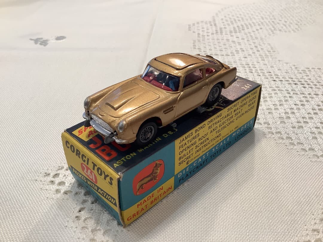 完品　CORGI TOYS JAMES BOND アストンマーチン　ミニカー