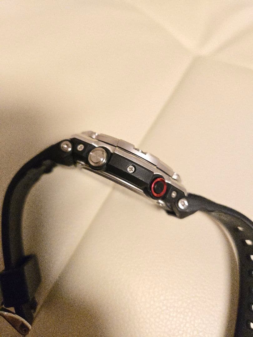 CASIO　G-SHOCK 　gst-b100