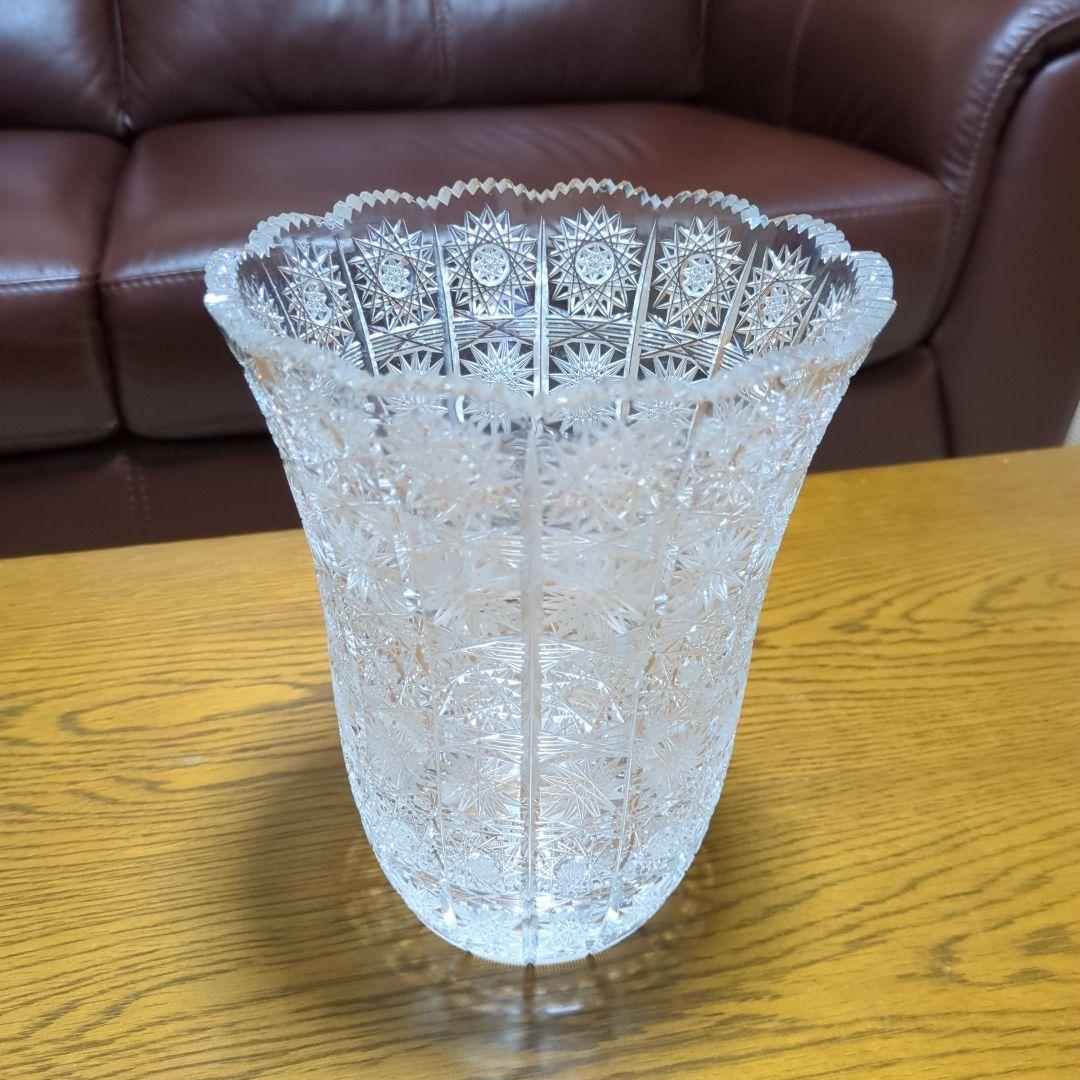 ボヘミアグラス　クリスタルガラス フラワーベース 花柄彫刻 約20cm