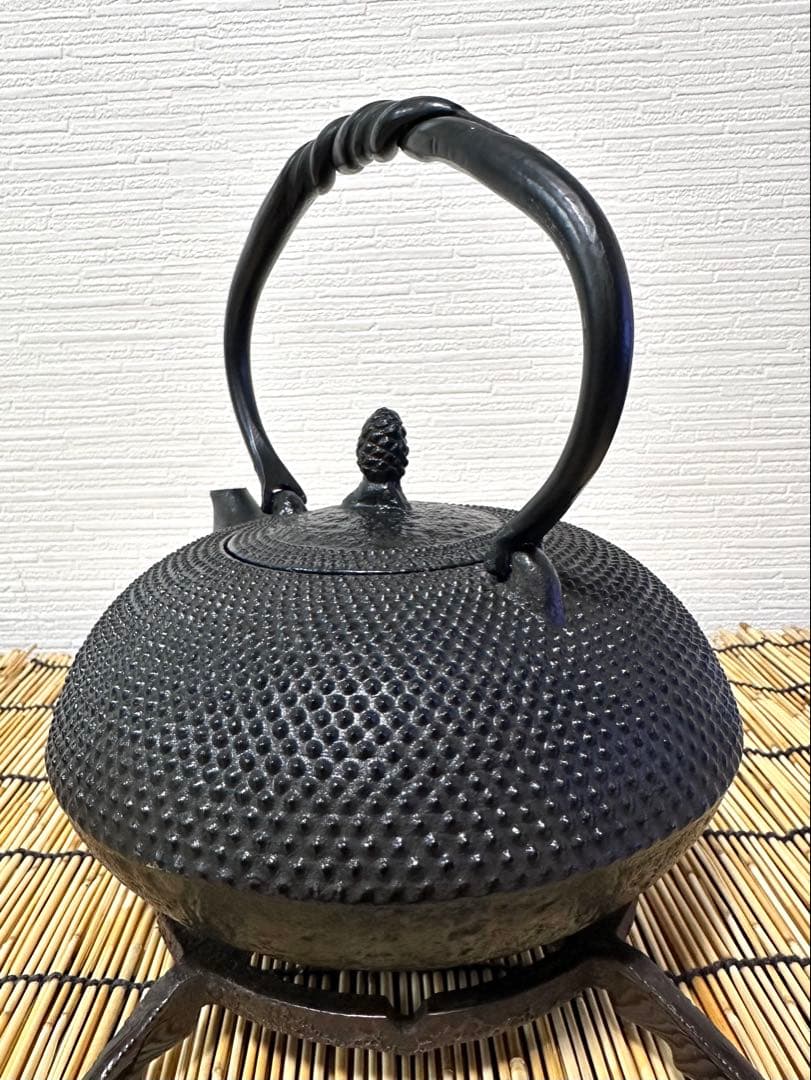 未使用品、保管品　南部名工金秀 及春鋳造捻鉉算盤形アラレ南部鉄瓶　南部鉄器　鉄瓶