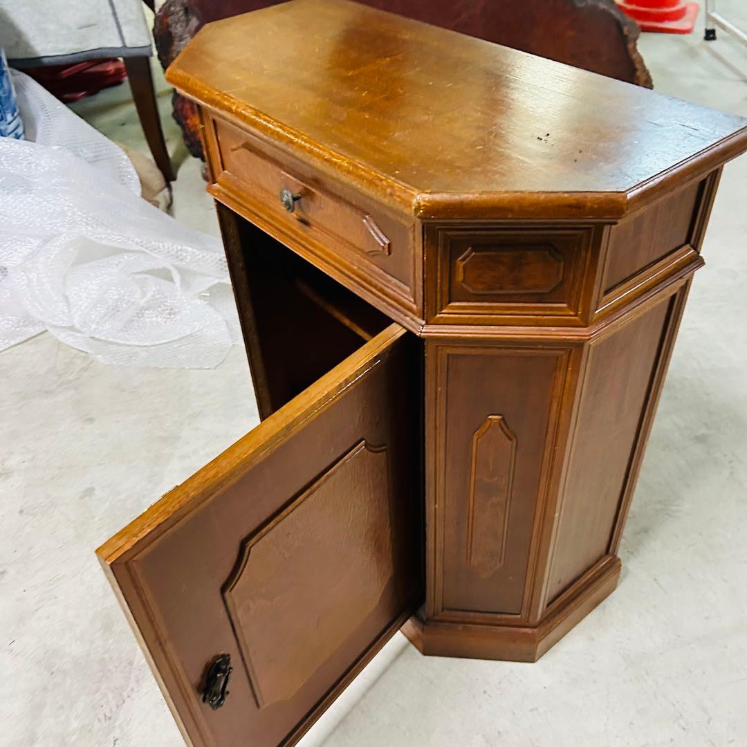 イタリアの家具です 木製デスク型箪笥 引き出し付き