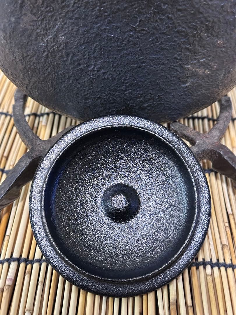 新品、供箱等付属品付　南部運南堂　南部鍋元造　１２型アラレ　南部鉄瓶　南部鉄器