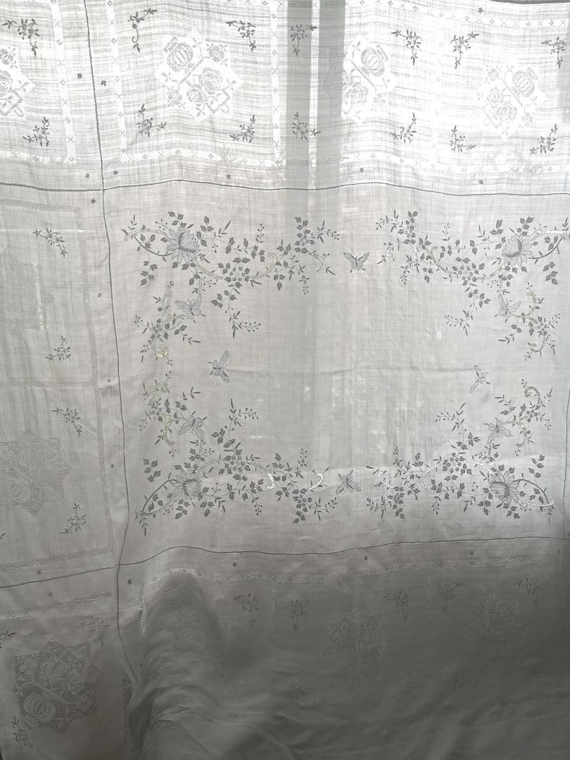 アンティーク ニードルワーク 舞う蝶と花の手刺繍＆フィレレース大判クロスカーテン