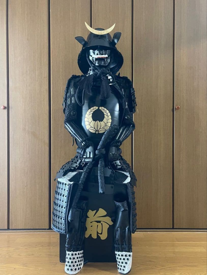 黒い武士の鎧 金色装飾付き　新品　甲冑武具　　等身大　着用可能　兜