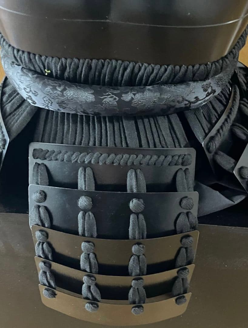 黒い武士の鎧 金色装飾付き　新品　甲冑武具　　等身大　着用可能　兜