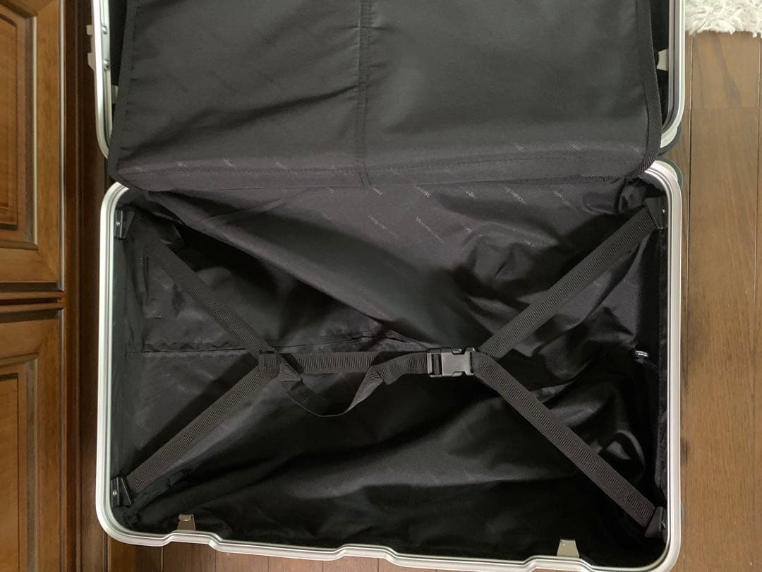 Mercedes アルミニウム キャリーケース シルバー