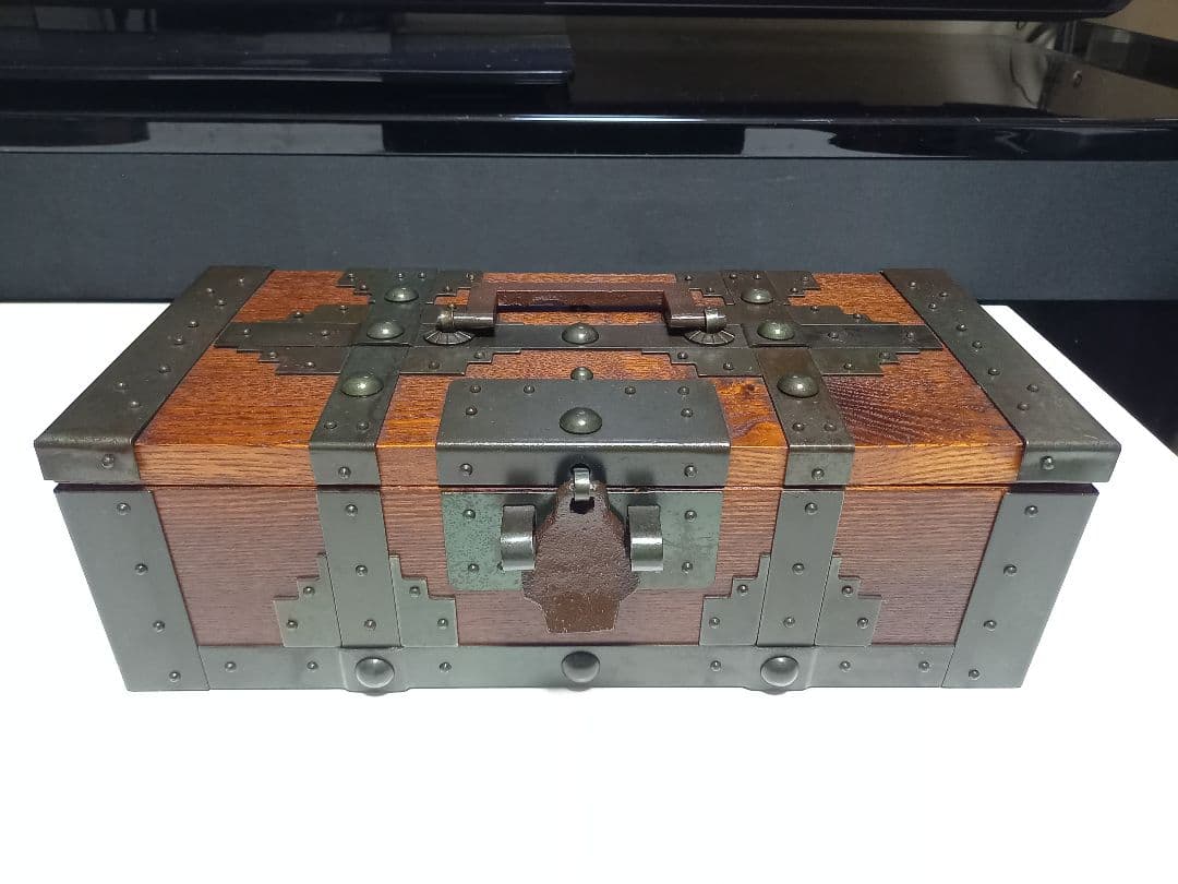 希少　和工芸　細工　手掛け　千両箱　欅　無垢材　手打ち金具　大小　二品