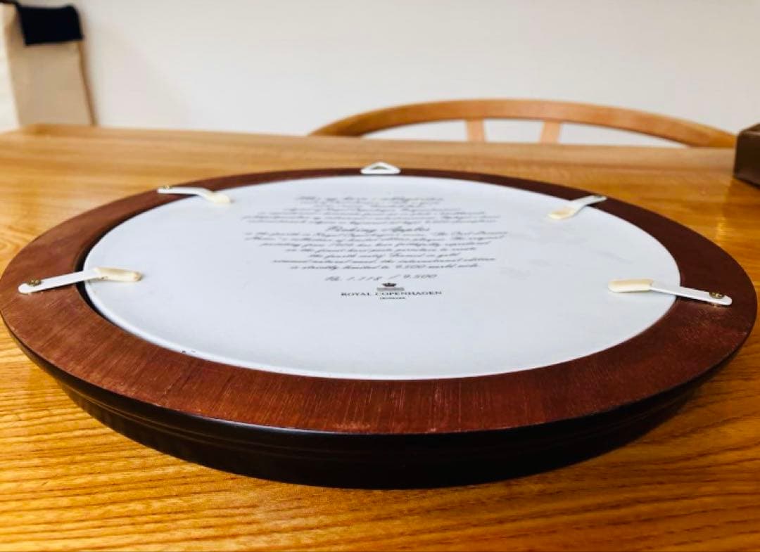 ロイヤルコペンハーゲン「ピッキングアップル」絵画プレート証明書とスタンド付き