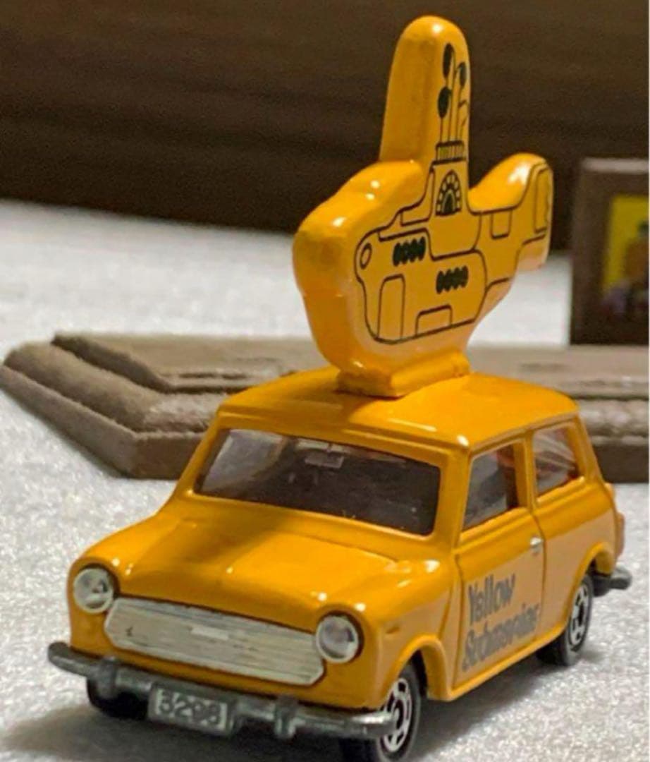 トミカ ミニクーパー イエローサブマリン 台座付き