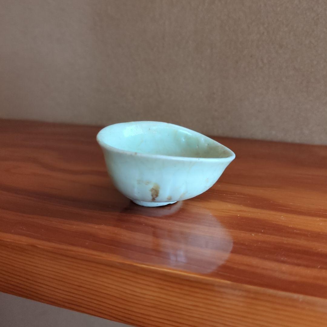 淡い色の陶器製小皿　初期伊万里　鎬文ぐい呑み　骨董品