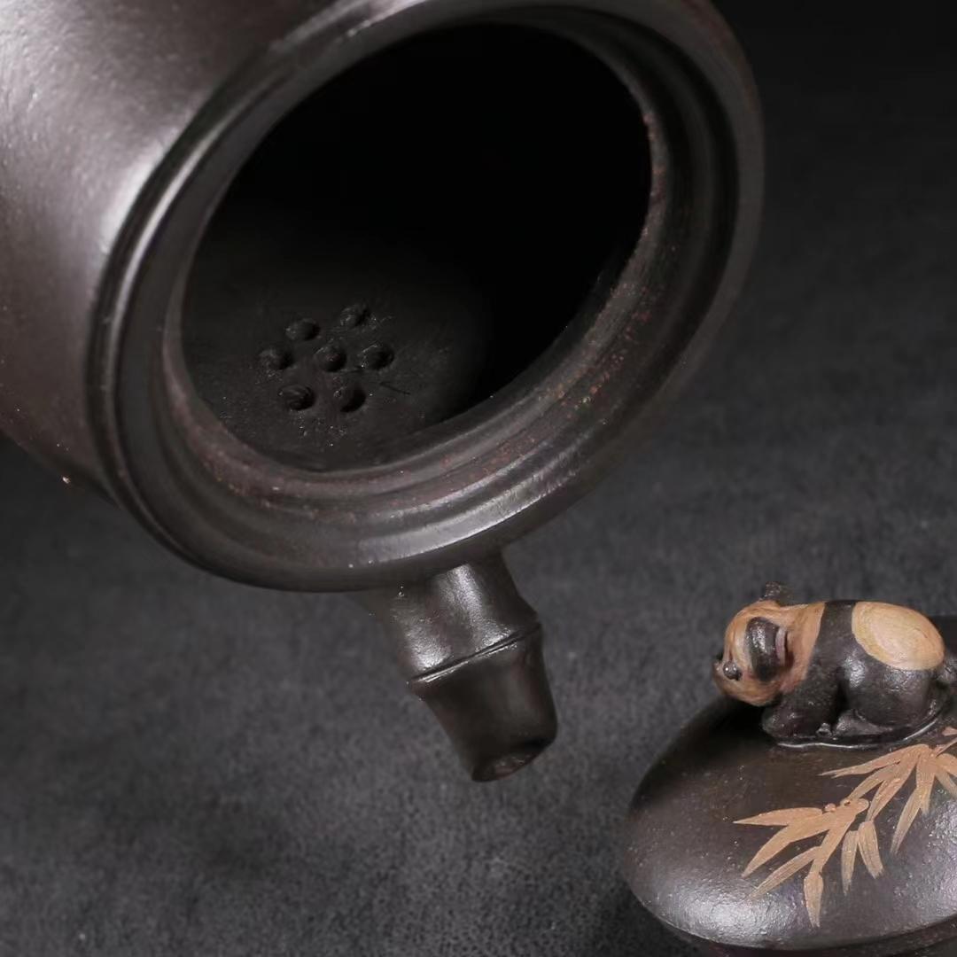 中国古美術・宜興原鉱黑金刚泥 パンダと竹葉紋急須・紫砂壺・底款:蒋蓉・朱泥・急須